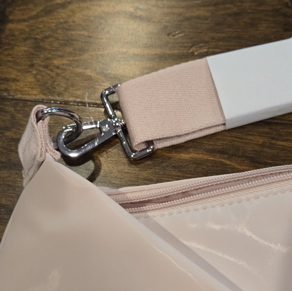 NWT Victoria's Secret Light Pink Metallic Duffle Bag - Picture 4 of 11